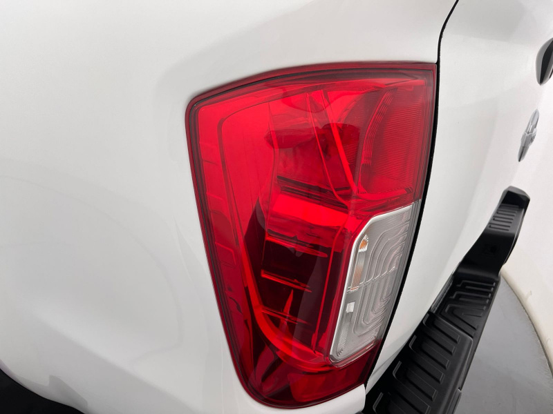 Nissan Comerciales Frontier y NP 300 Frontier Pick-Up 4 pts. Frontier SE, Doble Cab., L4, 2.5l, TM6, a/ac., VE, R-16 (cambio de línea) 2021